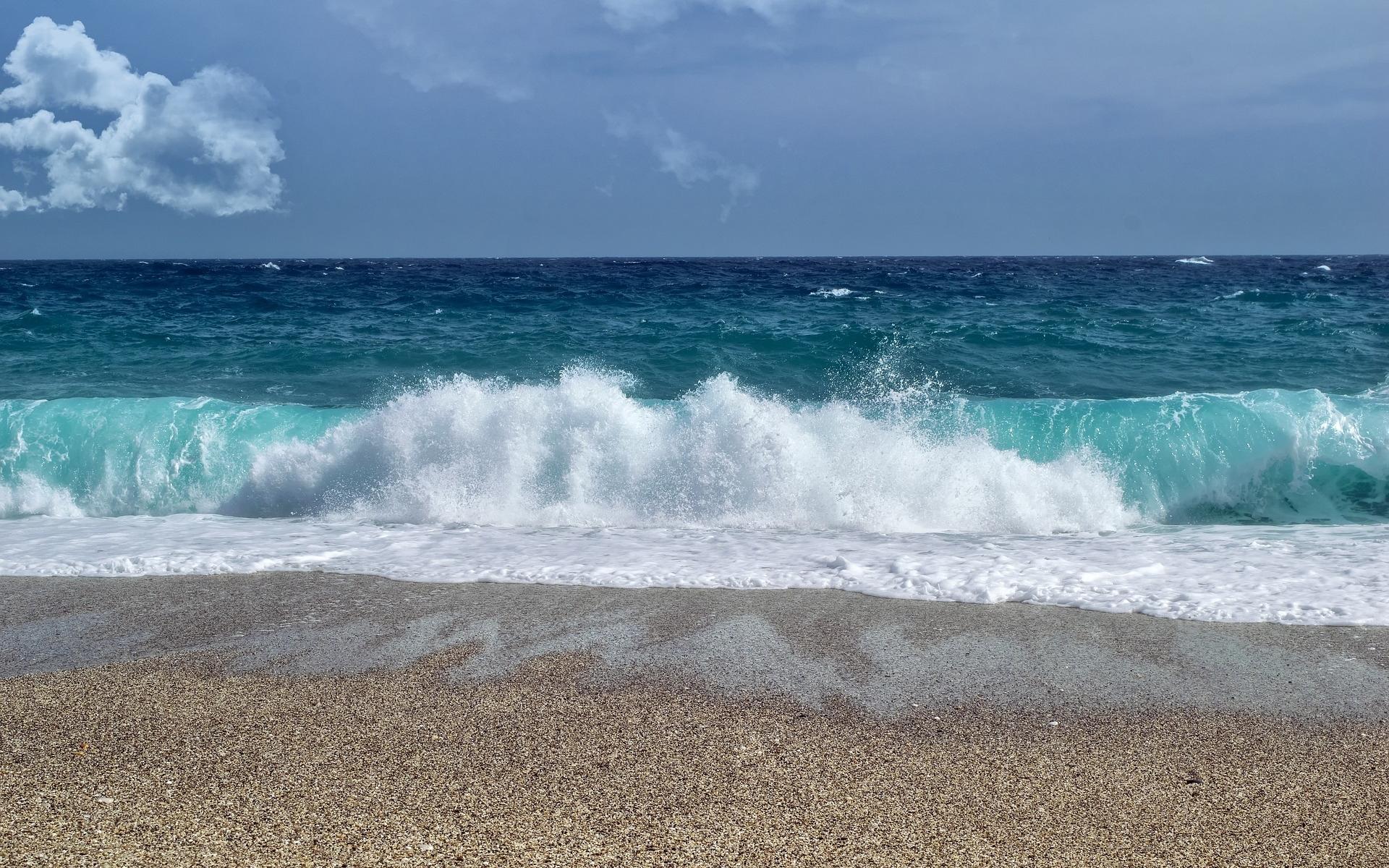 波涛汹涌的海浪图片桌面壁纸