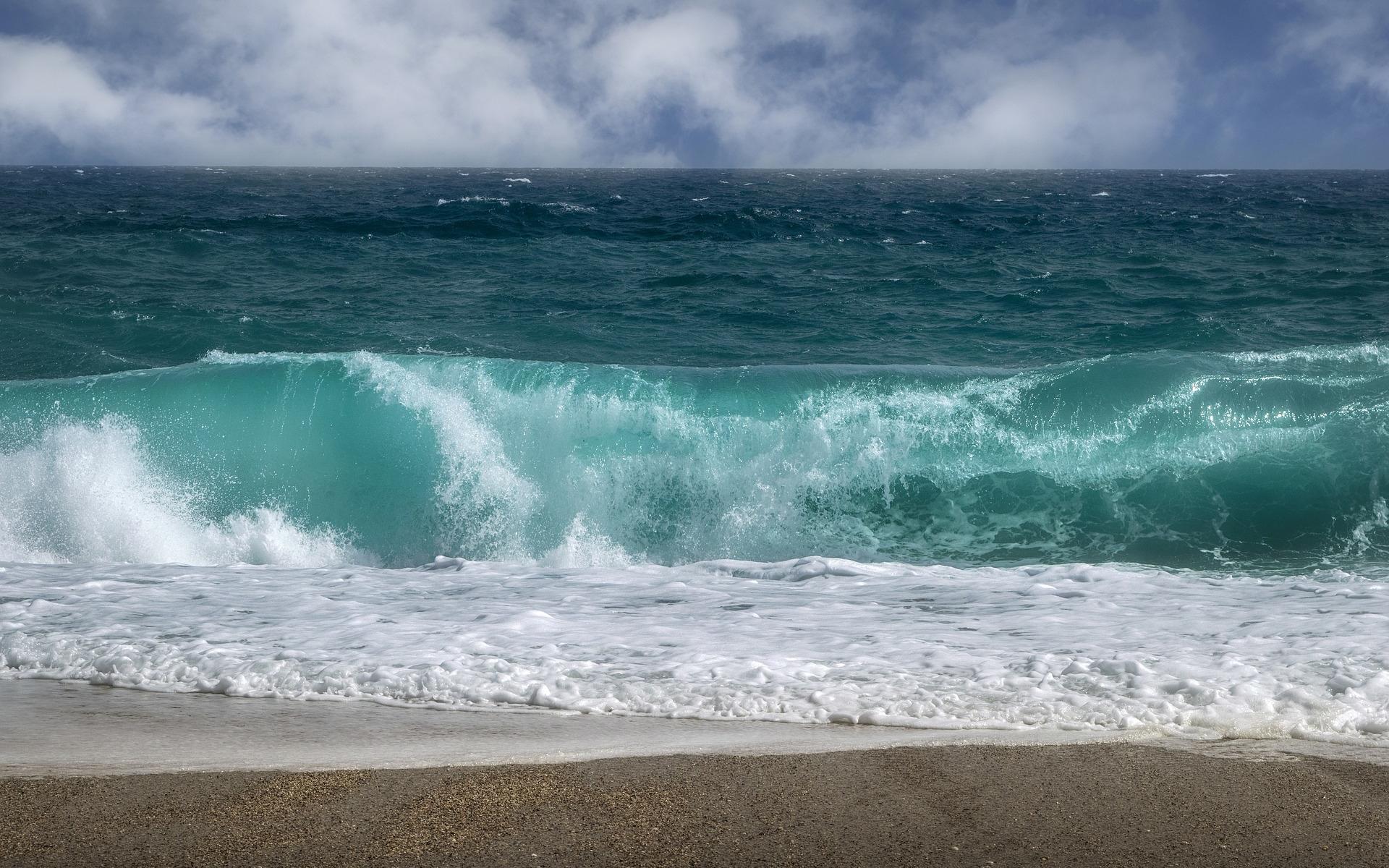 波涛汹涌的海浪图片桌面壁纸